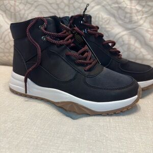 NWT Art Class waterproof boots size 5- Black